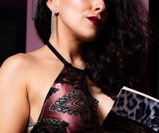 Soy Oma, una señorita espontánea y divertida.
Me atraen los hombres respetuosos y amables (si no lo sos, por favor no te contactes conmigo).
Propongo una cita distendida, donde juntos podamos fluir con lo que amerite en el momento. Considero que el diálogo, las miradas y los besos son capaces de lograr una conexión increíblemente placentera. 
Escríbeme si te interesa saber más de mi. 
Disfruta tu día 💋