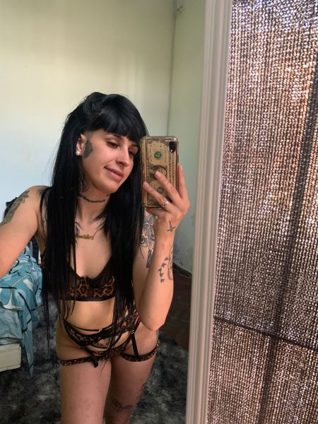 Holis amores soy una chica Nuevita
En esto me encantaría que me traten muy dulcemente ya que nunca trabaje y es mi primera vez en esto quiero tener muy buenas experiencias.
Me encanta el sexo oral y soy de acabarme todita😈 los espero 