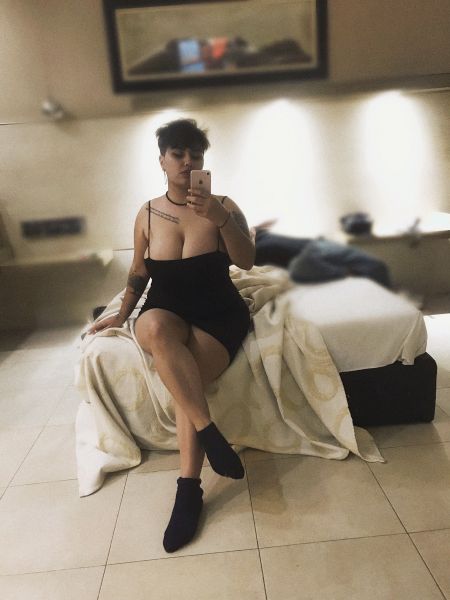 hola soy jazmín y te invito a pasar un momento divertido conmigo. DEPTO PROPIO. TAMBIEN HOTELES Y DOMICILIOS.  SERVICIOS VIP. Charlas buena onda, y por supuesto ricura. 
Soy muy simpática y juego con todo un poco. 
Servicios virtuales de todo tipo. 
Dominación. 
