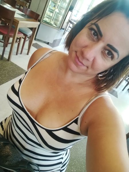Brasilera madura 46 anos mui sexual e agradable educada con lugar propio.
Completa incluso masajes máximo una hs