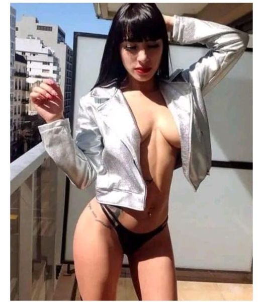 Pequeñita bien rica y gauchita al mango 😈 Oral completamente natural. Bien baboso..Garganta profunda y lechita en boca💥 Colita full 💣