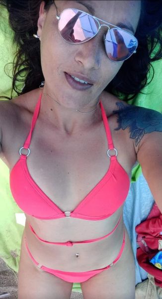 😊simplemente sencilla,cálida transparente,compañera,divertida  y super cariñosa🥰 👿💋💦